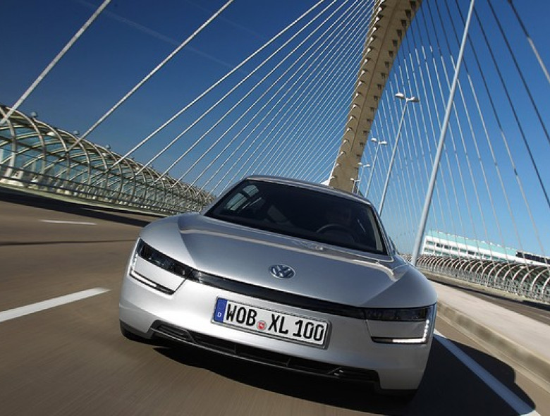 XL1 tem produção limitada a 200 unidades e combinação de motores a diesel e elétrico